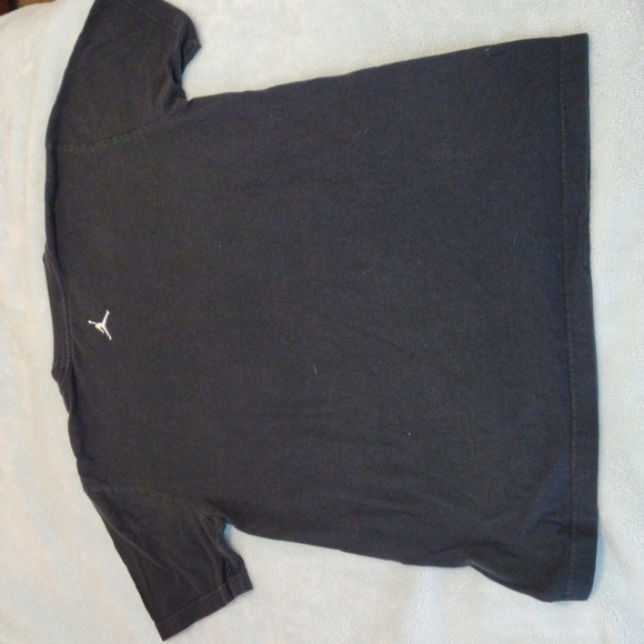 Jordan shirt with Chicago displayed in the middle - Picture 2 of 5